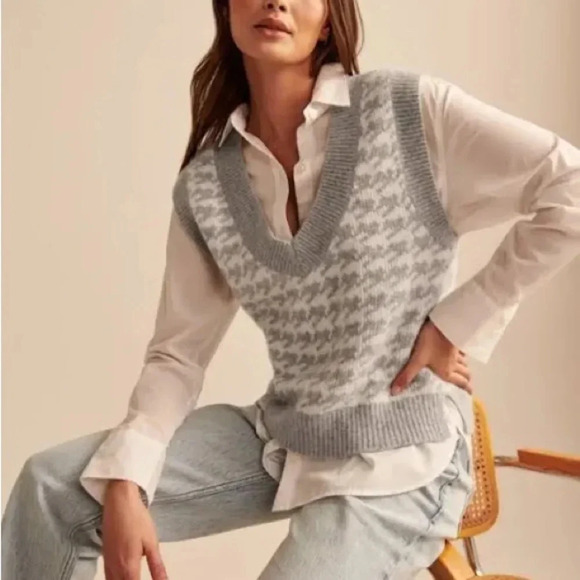 Abercrombie & Fitch Sweaters - Abercrombie & Fitch Gray and White Houndstooth V-Neck Sweater Vest